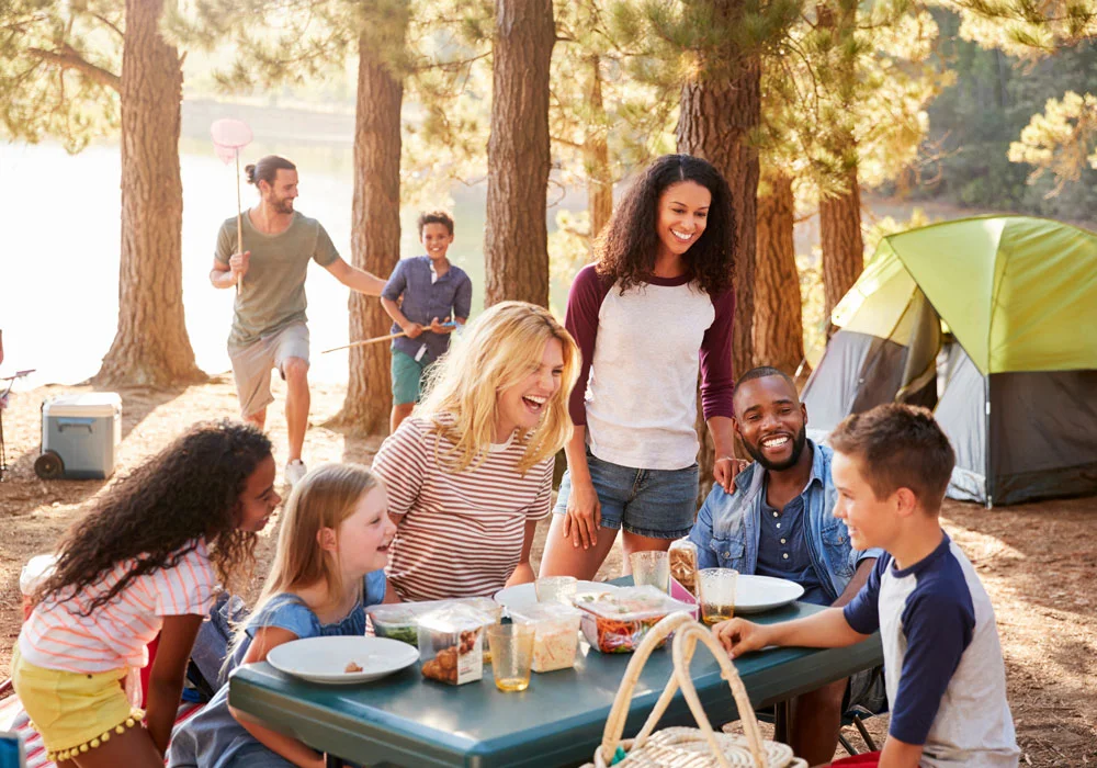 Famille en train de camper