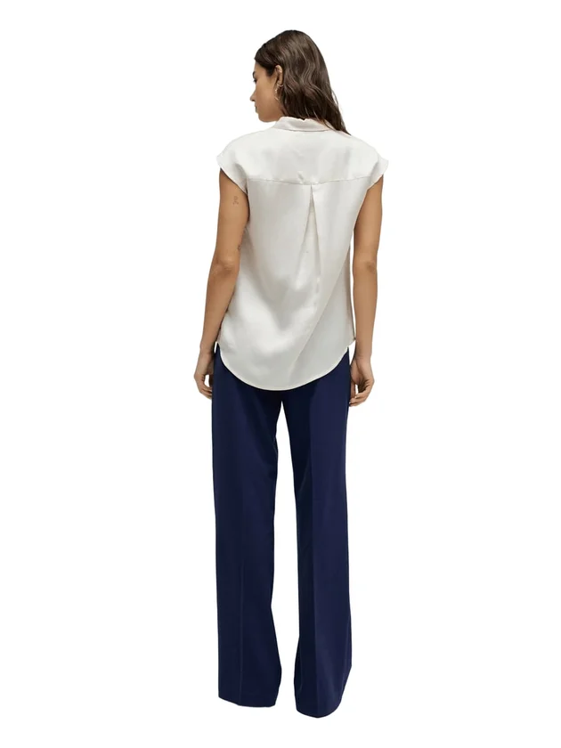 Basic Sleeveless Shirt
