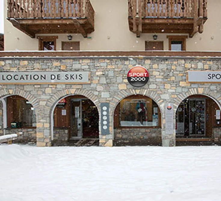 Extérieur du magasin SPORT 2000 VAL CENIS LANSLEVILLARD BALCONS SPORTS