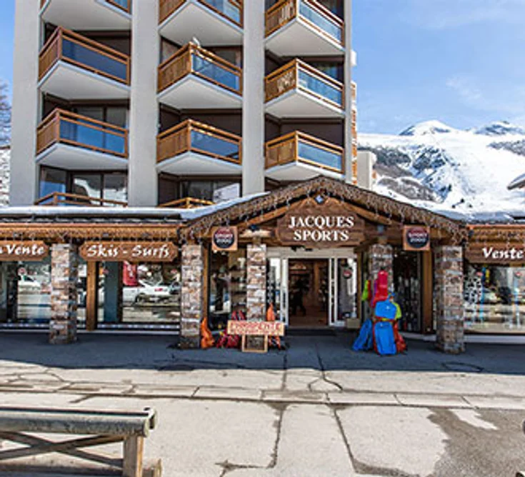 Extérieur du magasin SPORT 2000 LES DEUX ALPES JACQUES SPORTS