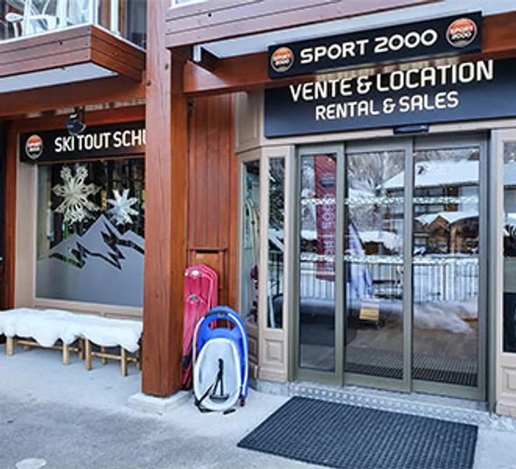 Extérieur du magasin SPORT 2000 LES CONTAMINES MONTJOIE SKI TOUT SCHUSS