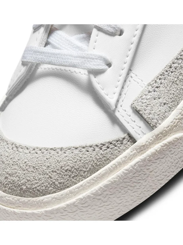 Blazer Low 77