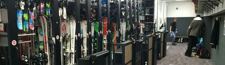 Intérieur du magasin SPORT 2000 LA PLAGNE BELLE PLAGNE ARMAND BERARD SPORTS