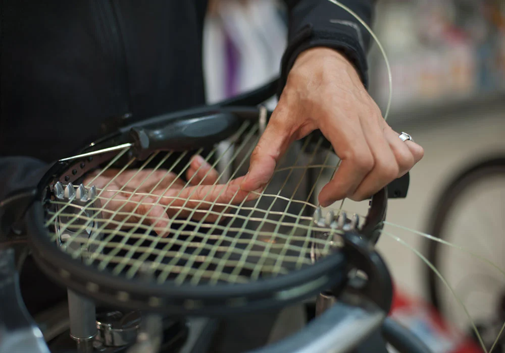 Le cordage de la raquette de tennis
