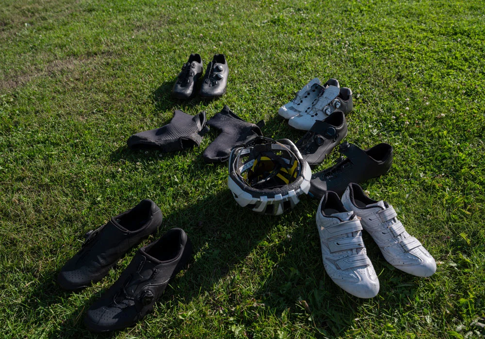 Différentes chaussures de vélo