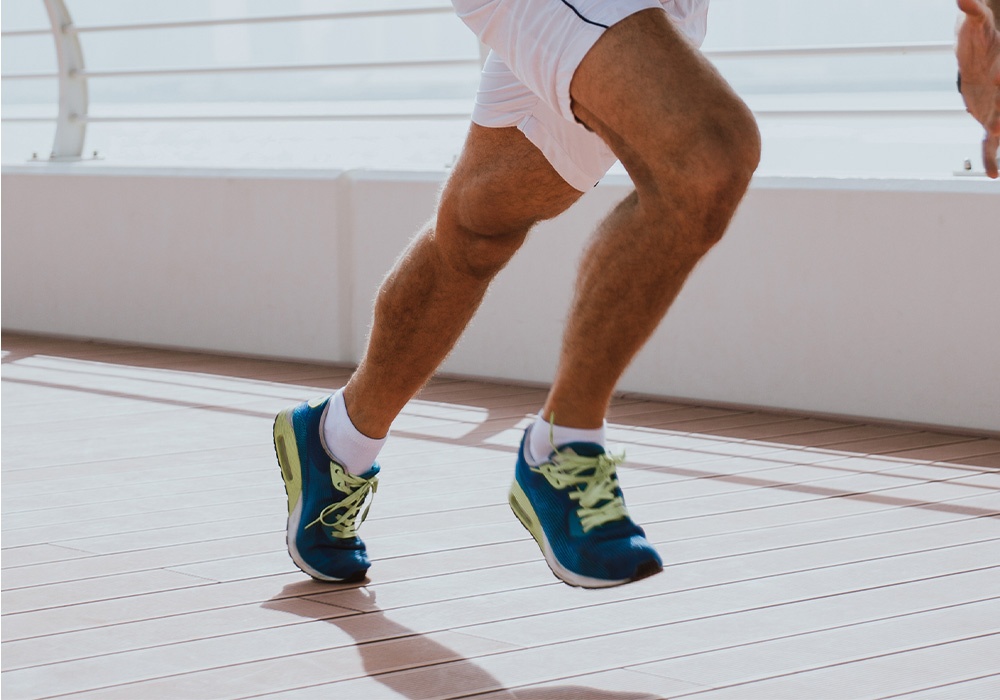 homme qui cours avec des chaussure de sport en extérieur