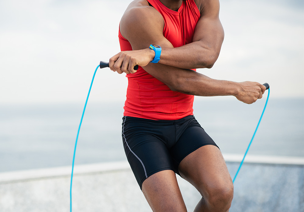 homme musclé qui fait un exercice spécifique de corde a sauter