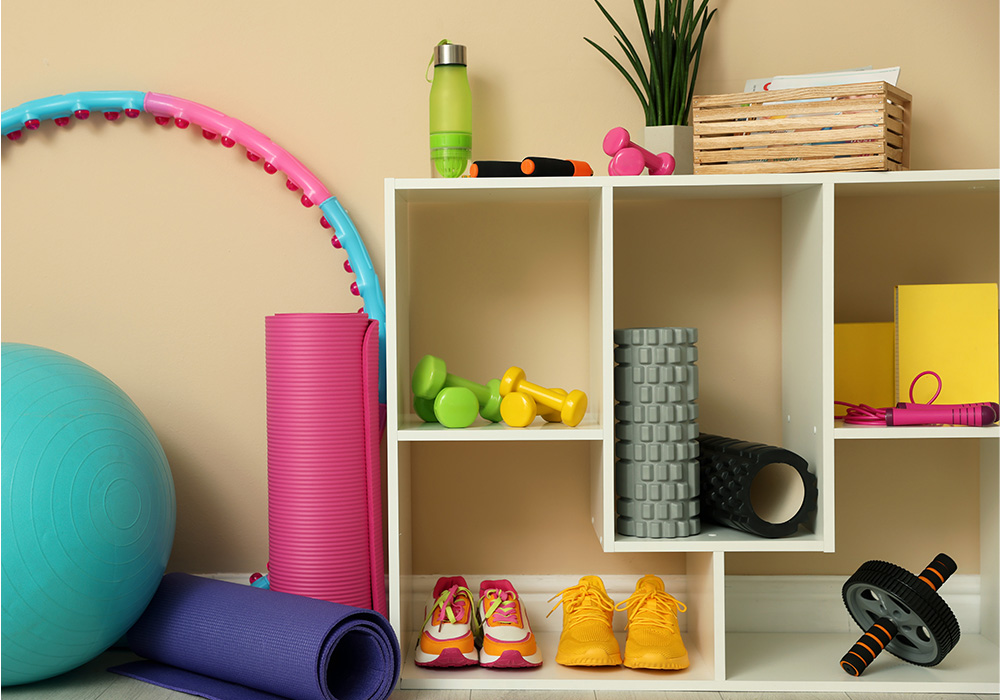 image étagères avec des équipements de fitness en intérieur