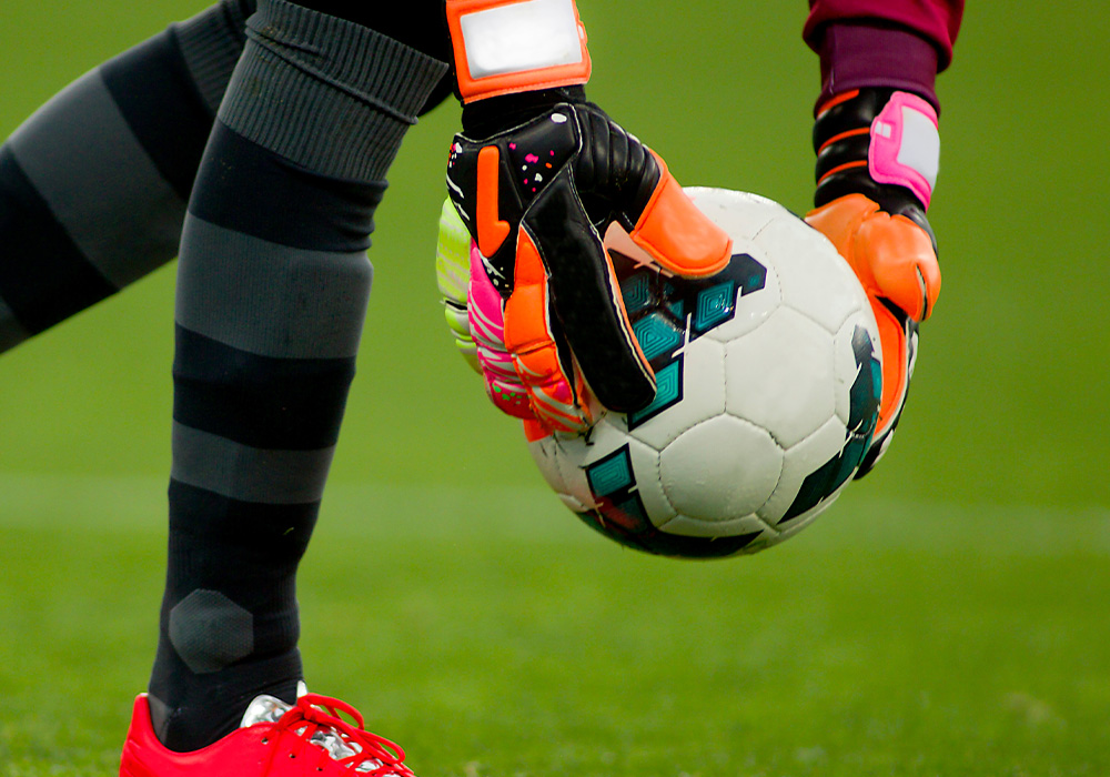 image gardien qui s'aprette a tirer avec le ballon de football