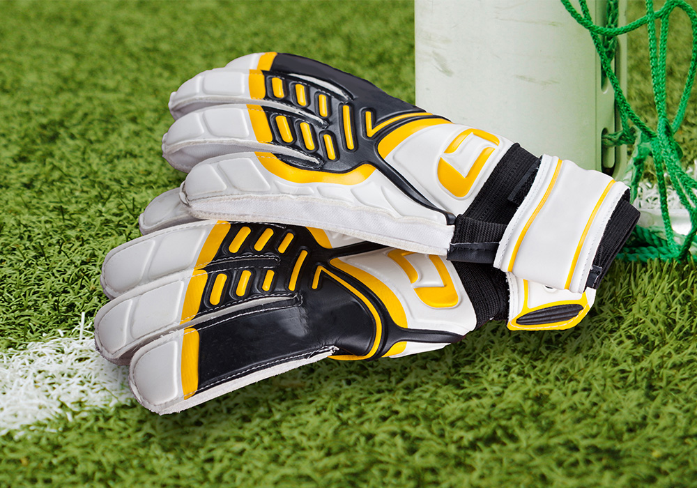 gants de football posé sur un terrain