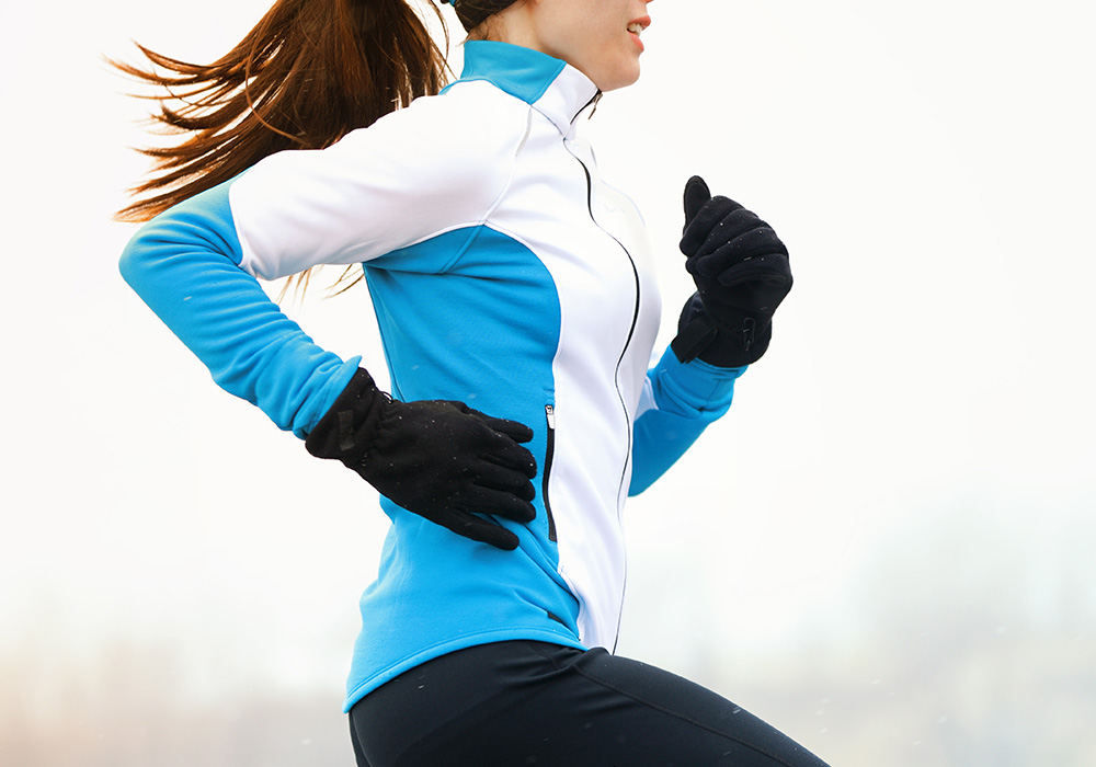 image footballeuse qui s'entraine par temps froid avec des gants