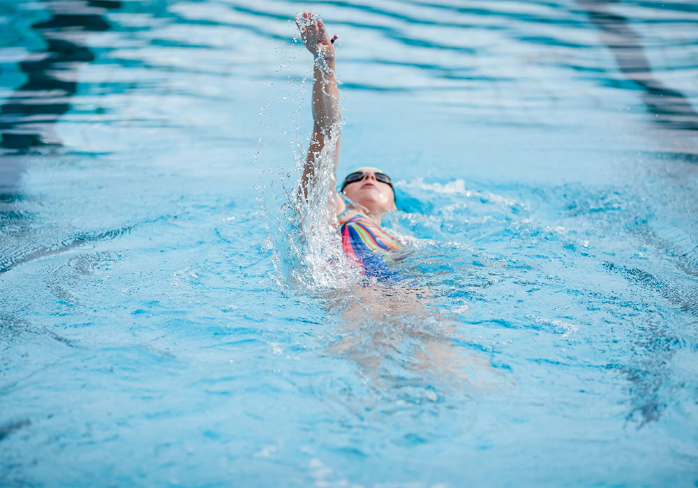 Nager le dos crawlé en natation
