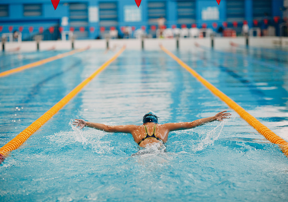 Nager le papillon en natation