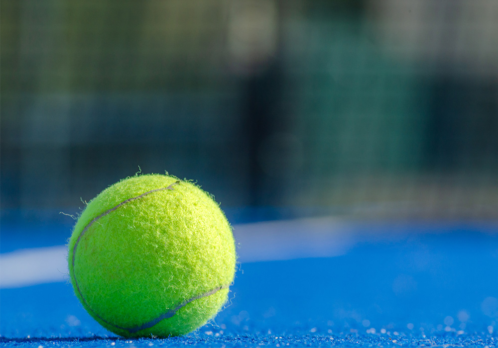 balle de padel en gros plan.