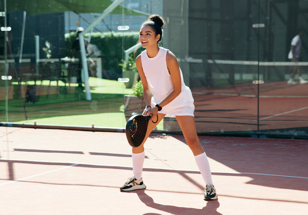 joueuse de padel en position de jeu