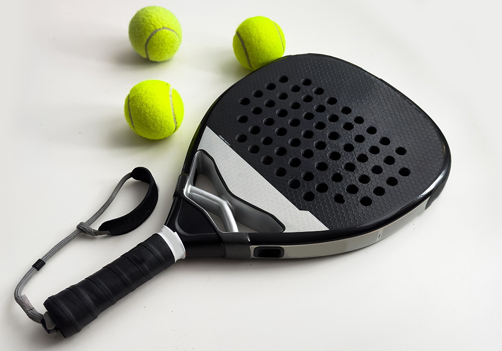 raquette de padel en forme de diamant sur un fond blanc en gros plan