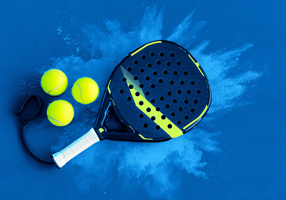 raquette de padel en gros plan avec un effet d'explosion de particules bleu
