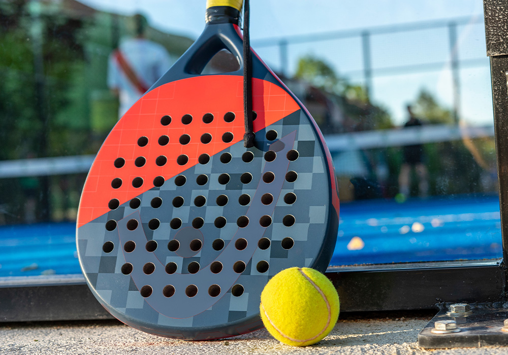 raquette de padel avec une forme ronde en gros plan