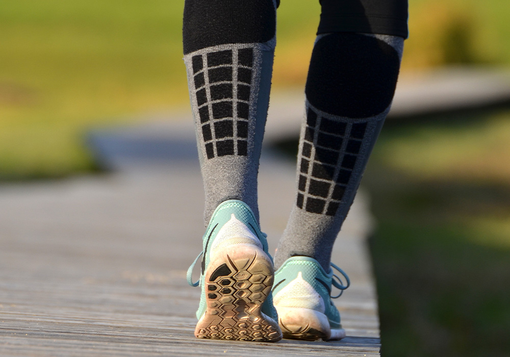 image femme avec des chaussettes renforts grise et noire