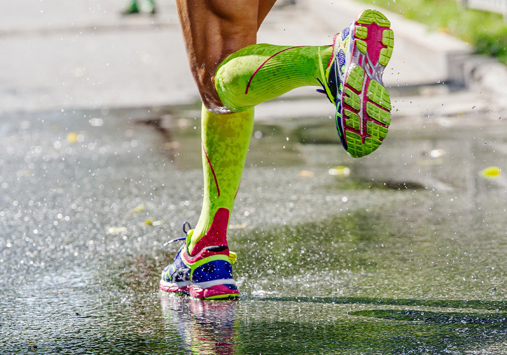 image homme qui court avec des chaussettes techniques