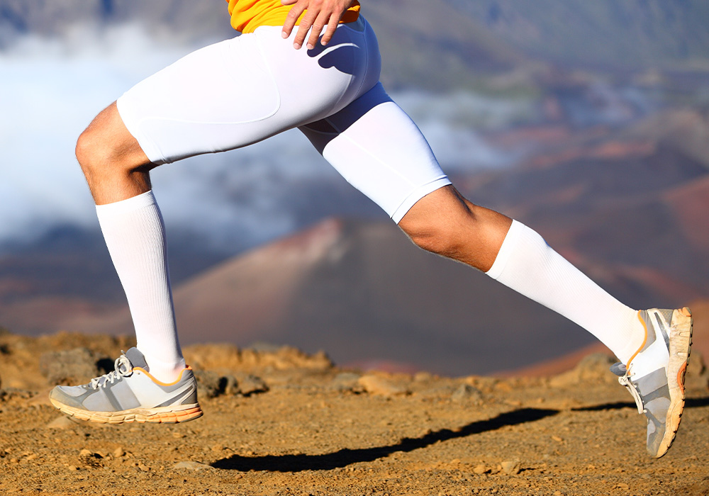 image homme qui court avec des chaussettes blanches