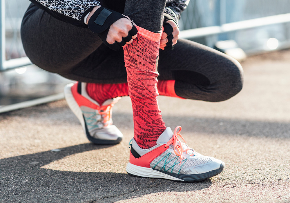 image femme qui s'équipe avec des chaussettes anti-frotements