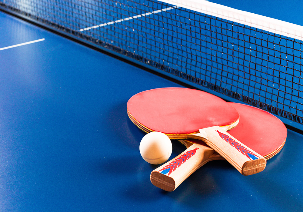 image raquette de ping pong posé sur une table
