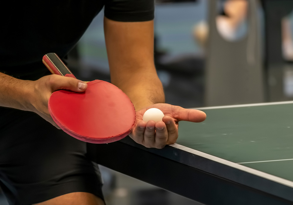 image joueur de ping pong qui tient sa raquette de manière speciale