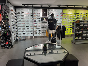 Intérieur d'un magasin S2 Sneakers Specialist