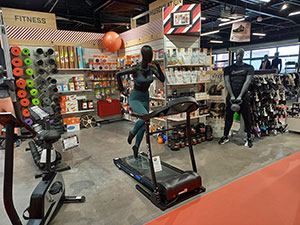 Intérieur d'un magasin Sport 2000